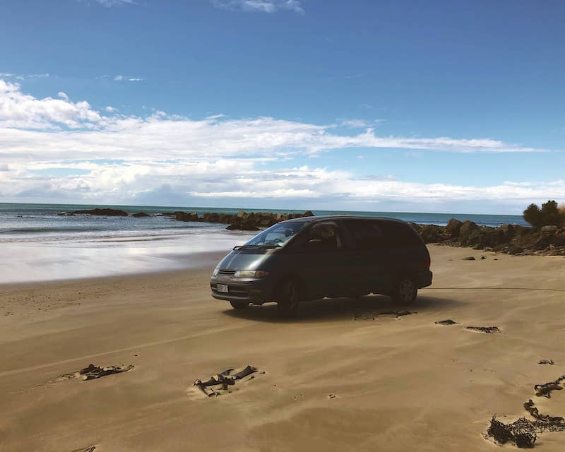 Van sur la plage en NZ
